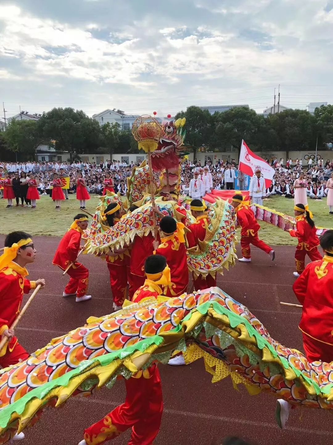 关于球场风云再起，英雄豪情引爆激情火花的信息